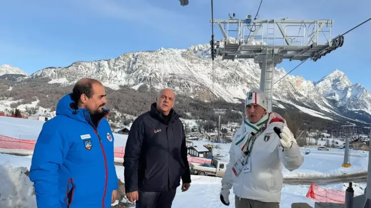 A sinistra Giorgio Da Rin davanti al cantiere della cabinovia Apollonio-Socrepes