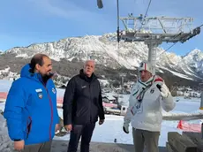 A sinistra Giorgio Da Rin davanti al cantiere della cabinovia Apollonio-Socrepes