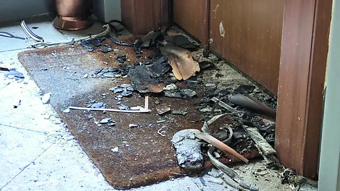 I danni provocati dall'incendio nella palazzina. Foto Lasorte