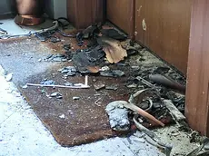 I danni provocati dall'incendio nella palazzina. Foto Lasorte