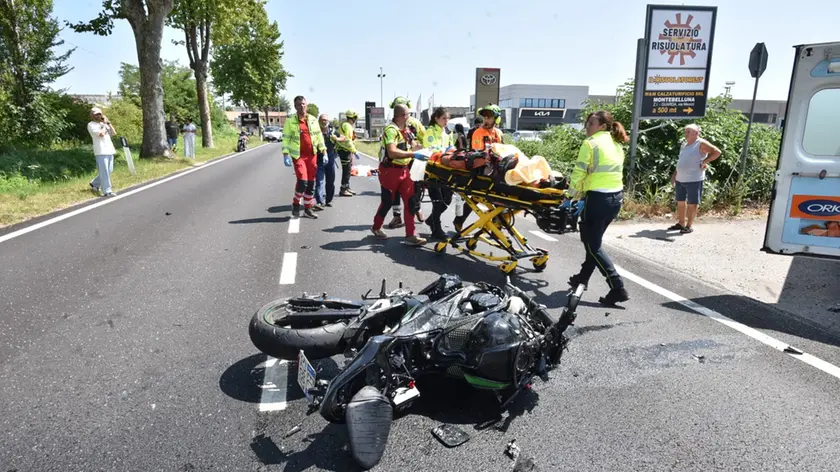 Il motociclista soccorso dai sanitari del 118 sulla Feltrina