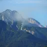 Il fumo dell'incendio boschivo sviluppatosi sul monte Palmar, sopra Cesiomaggiore