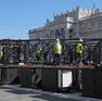 L’allestimento del palco che ospiterà i due concerti in piazza Unità (foto Massimo Silvano)