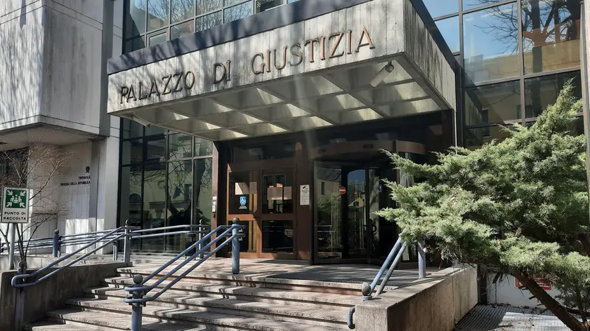 L'ingresso del palazzo di giustizia di Belluno