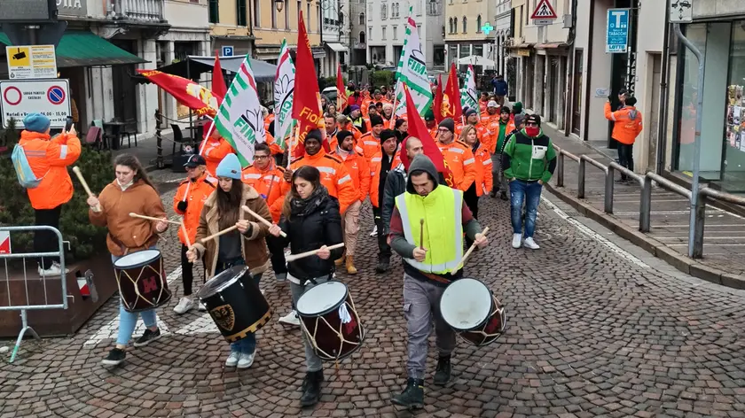Un corteo dei lavoratori Hydro in centro a Feltre