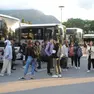 Studenti alla stazione dell'autobus