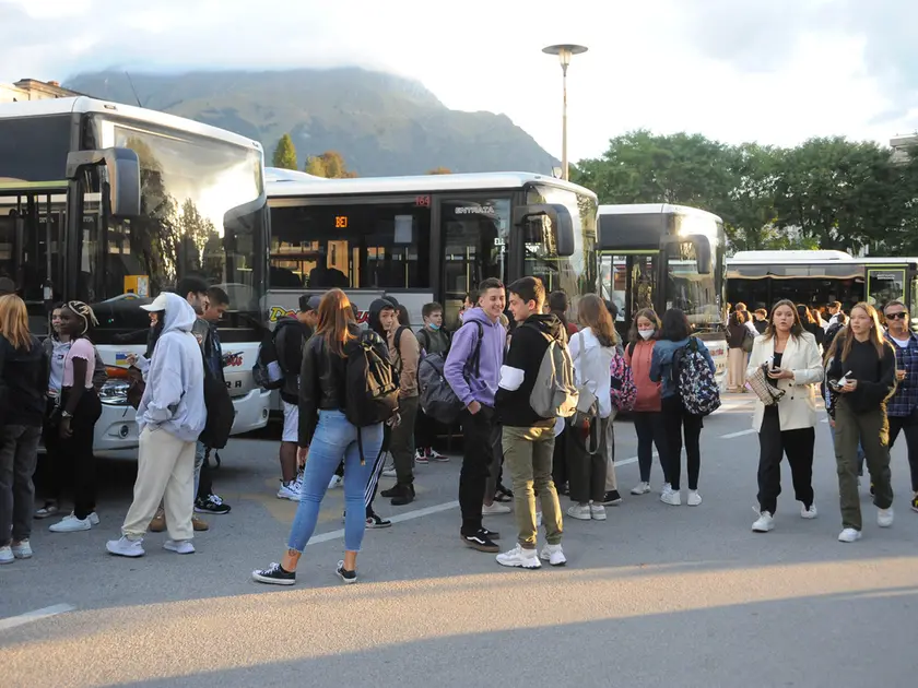 Studenti alla stazione dell'autobus