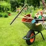 Una carriola con attrezzi da giardinaggio