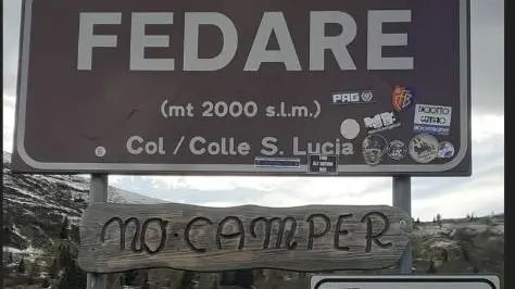Il cartello contestato dall'associazione dei camperisti