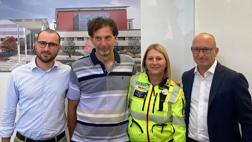 Da sinistra l'infermiere Emanuele De Marchi, Andrea Miglioranza, papà di Elena, l'anestesista Silvia Orazio e il dg dell'Usl 2 Giancarlo Bizzarri