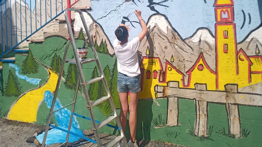 Il murale della scuola di Cibiana disegnato dai bambini