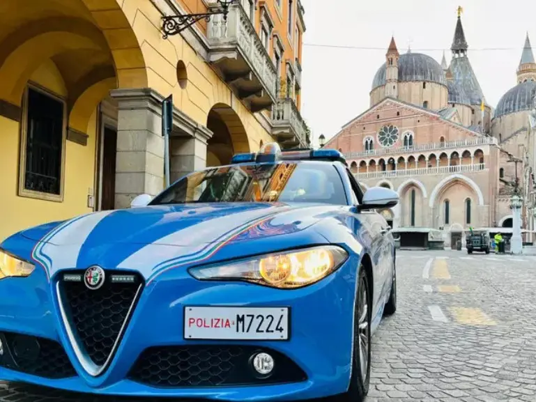 Perseguita una giovane da Cortina a Padova, arrestato per stalking dalla Polizia