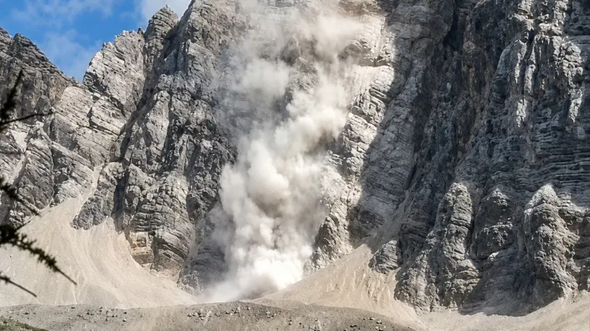Il crollo di una parete sulle Dolomiti