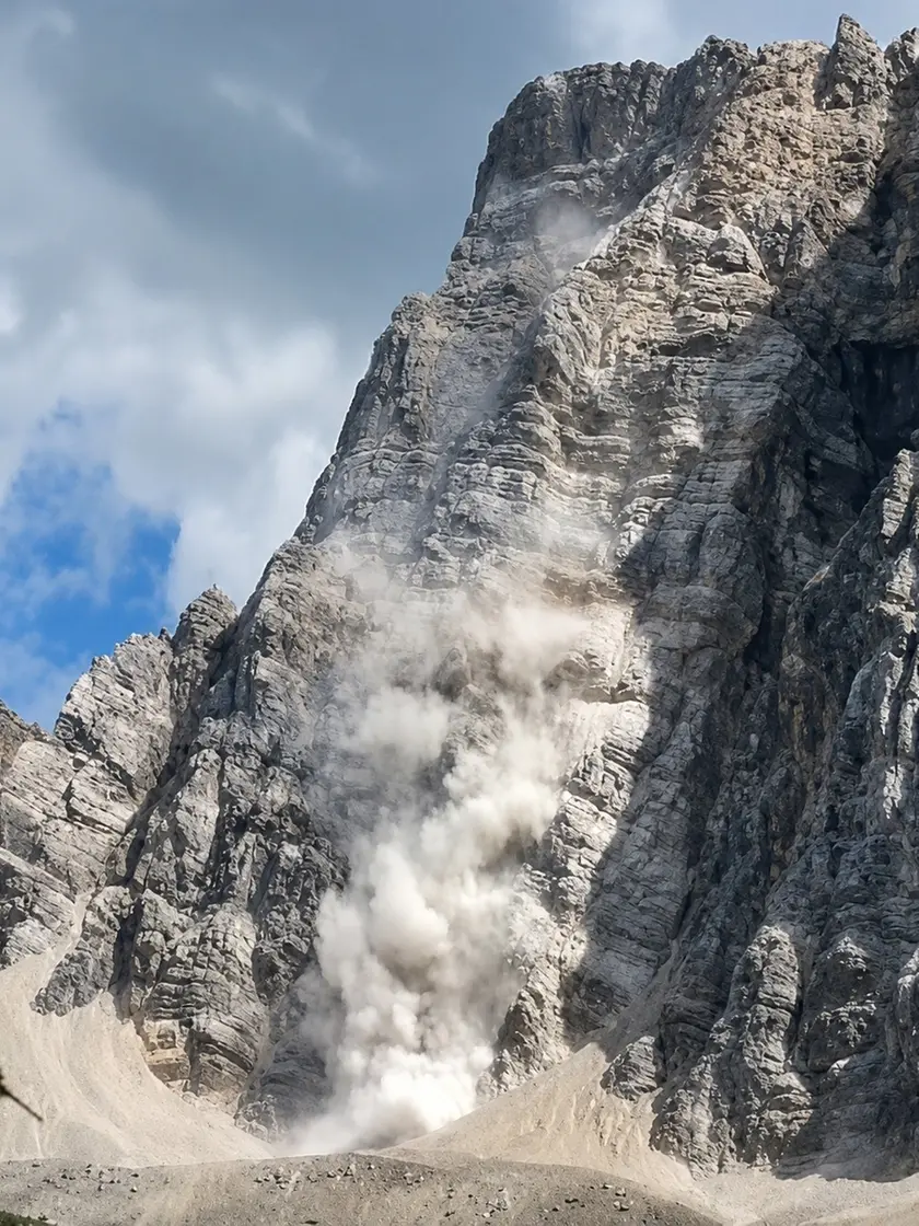Il crollo di una parete sulle Dolomiti