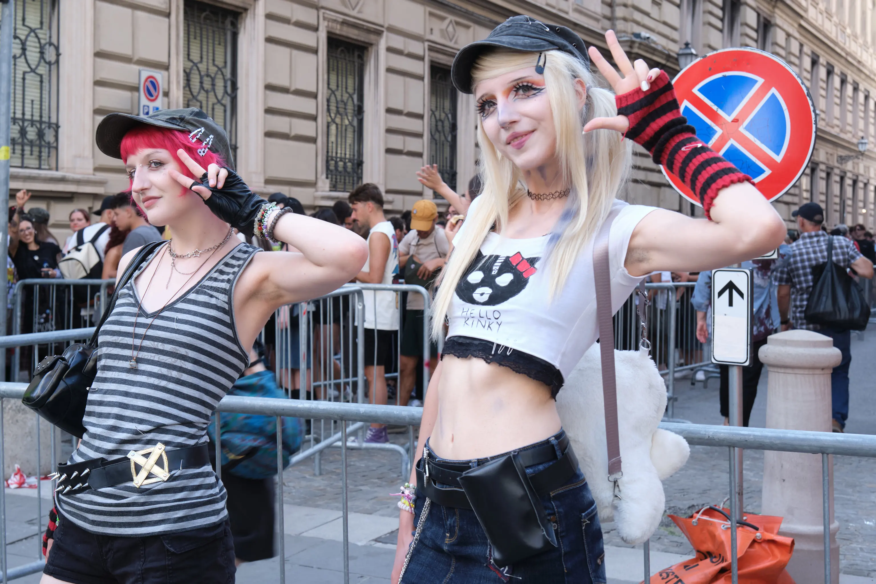Tra le prime a mettersi in fila già alle 14, sotto il sole, in via Carlo, per accaparatsi un posto proprio sotto il palco sono state due ragazze di Lumignano, in provincia di Vicenza: Anna e Lory. Sono due delle 16.000 fan che hanno atteso impazienti per ore pur di vedere e ascoltare dal vivo i Gorillaz. Nelle foto di Massimo Silvano e Andrea Lasorte, la giornata dei fan che hanno invaso la città