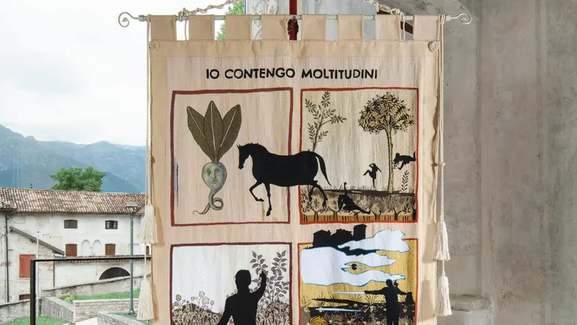 L'arazzo realizzato da Marinella Senatore
