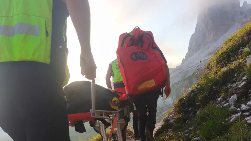 Il padre e il figlio hanno usato il fischietto per attirare l'attenzione