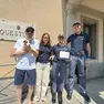 La consegna della targa alla questura per il salvataggio di Aiko