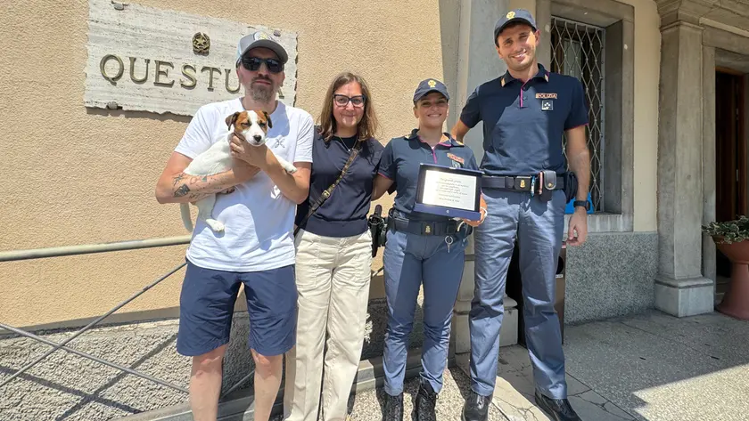 La consegna della targa alla questura per il salvataggio di Aiko