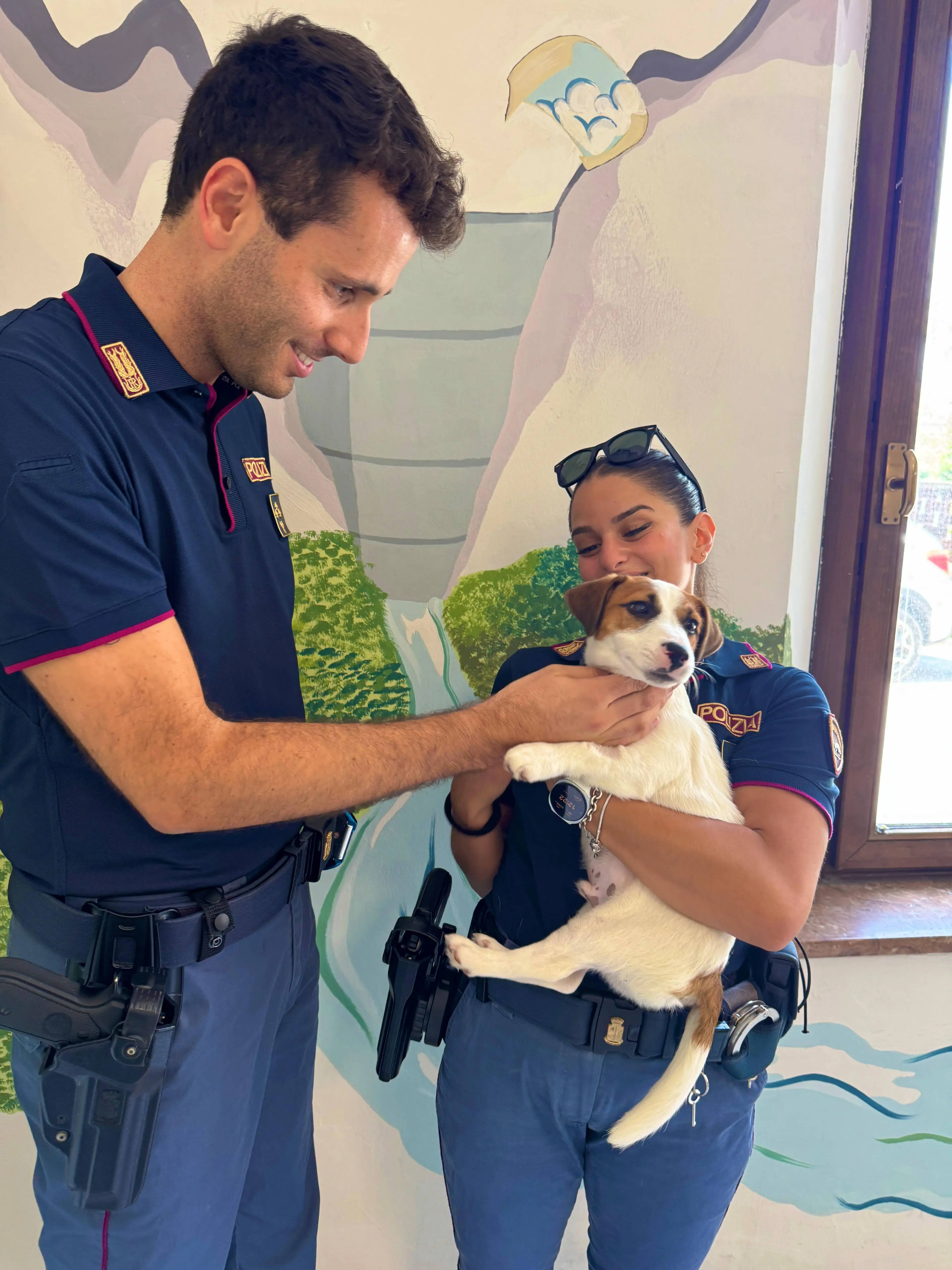 Gli agenti con il cagnolino Aiko