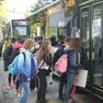 Studenti salgono su un mezzo di Dolomitibus