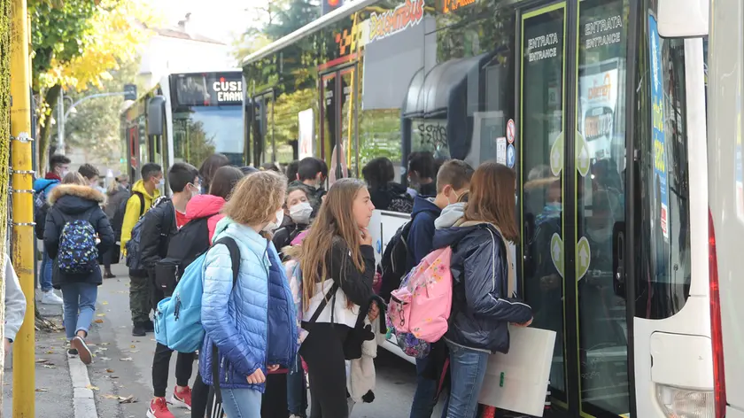 Studenti salgono su un mezzo di Dolomitibus