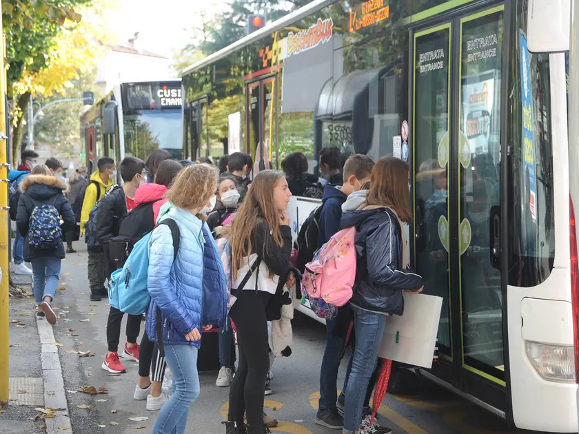 Studenti salgono su un mezzo di Dolomitibus