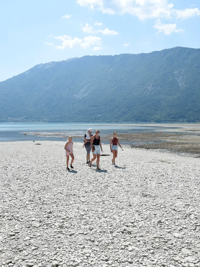 Il lago di Santa Croce calato in modo impressionante