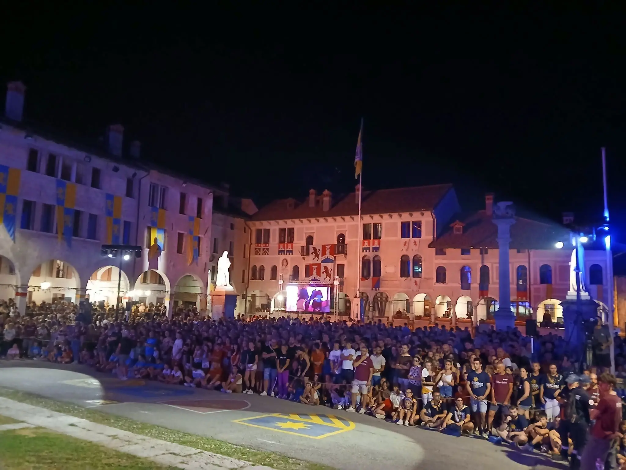 Piazza Maggiore gremita per le prime due gare del Palio di Feltre 2026 (foto Giuseppe D'Alia)