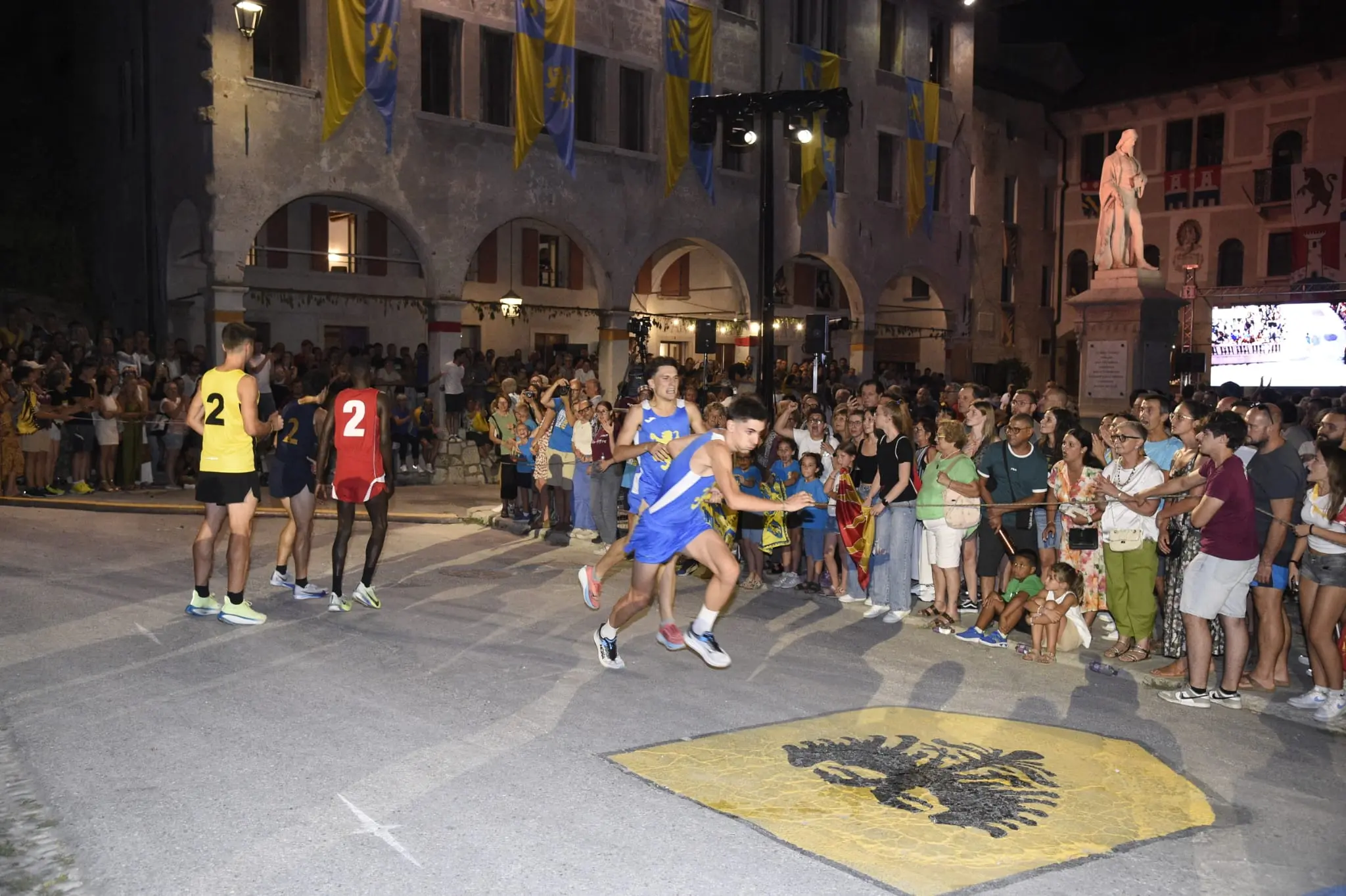 Un momento della prova di corsa a staffetta del Palio di Feltre 2026 vinta da Santo Stefano