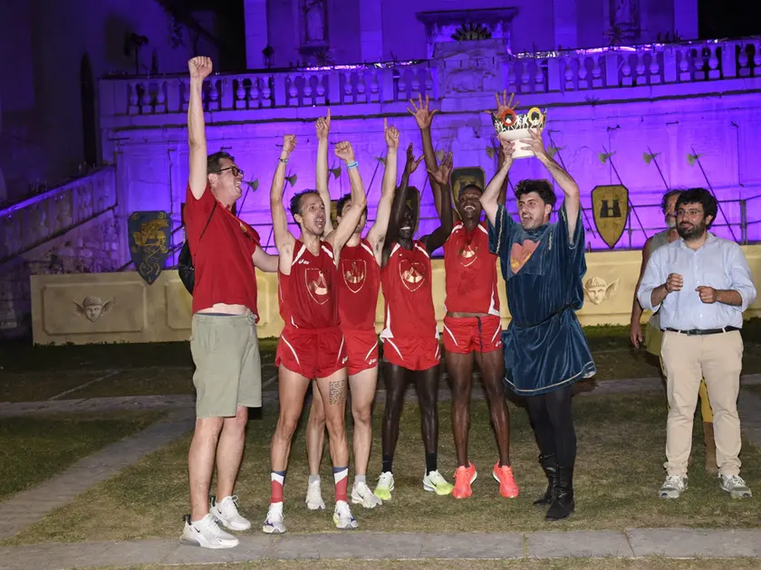 La squadra della staffetta di Santo Stefano premiata dal presidente del Palio Eugenio Tamburrino
