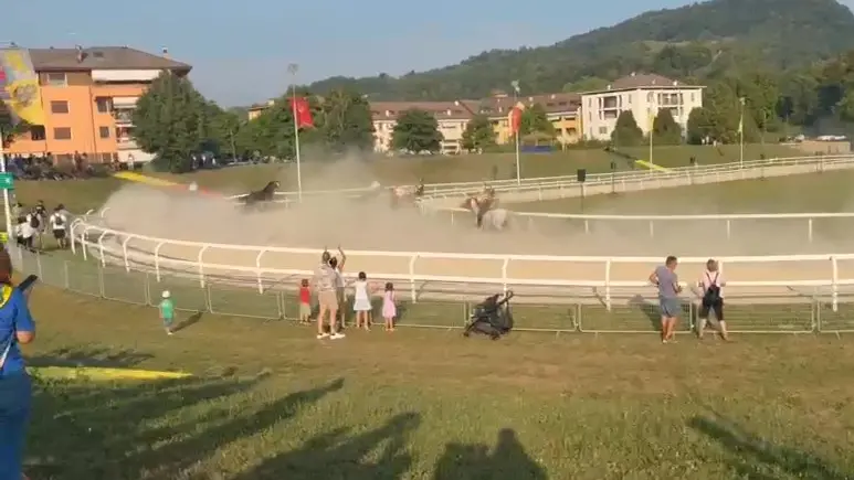 Il momento dell'uscita di pista all'altezza della curva di Santo Stefano durante la provaccia