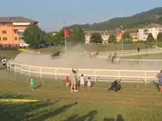 Il momento dell'uscita di pista all'altezza della curva di Santo Stefano durante la provaccia