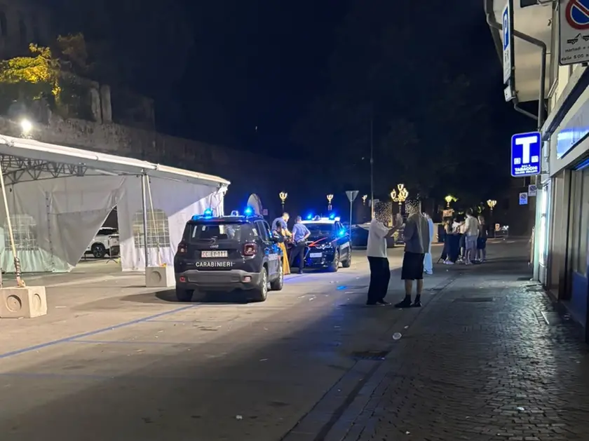 L’intervento dei carabinieri in via Roma a Feltre