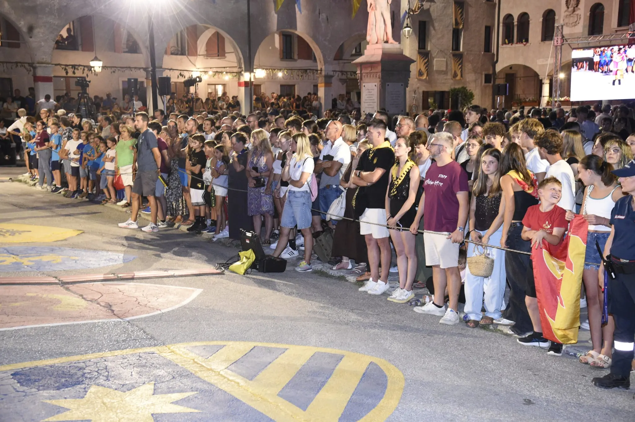 Piazza Maggiore gremita in attesa delle gare (Foto Gian Paolo Perona)