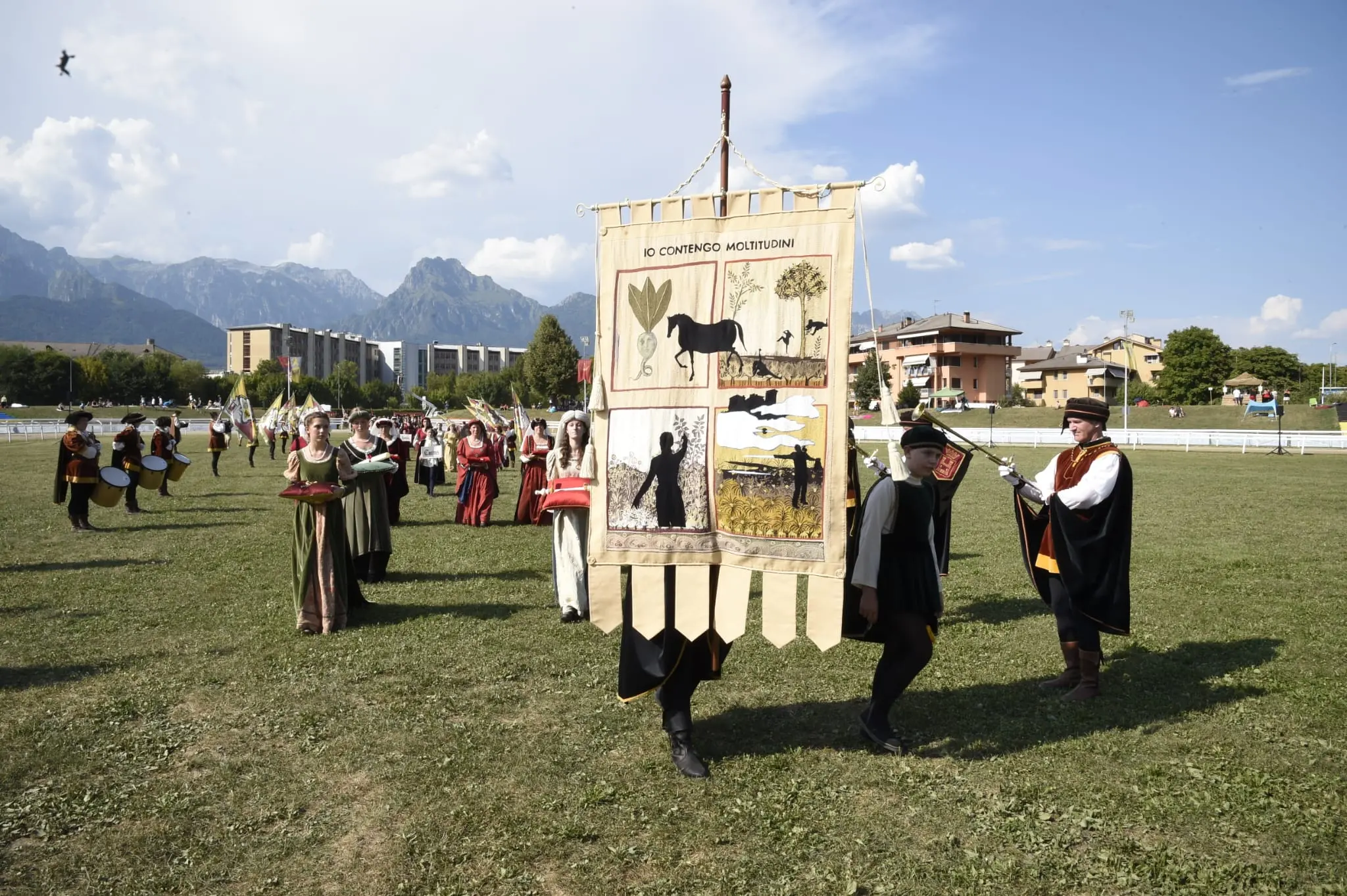 Il drappo del Palio di Feltre 2026 dipinto da Marinella Senatore (servizio fotografico di Gian Paolo Perona)