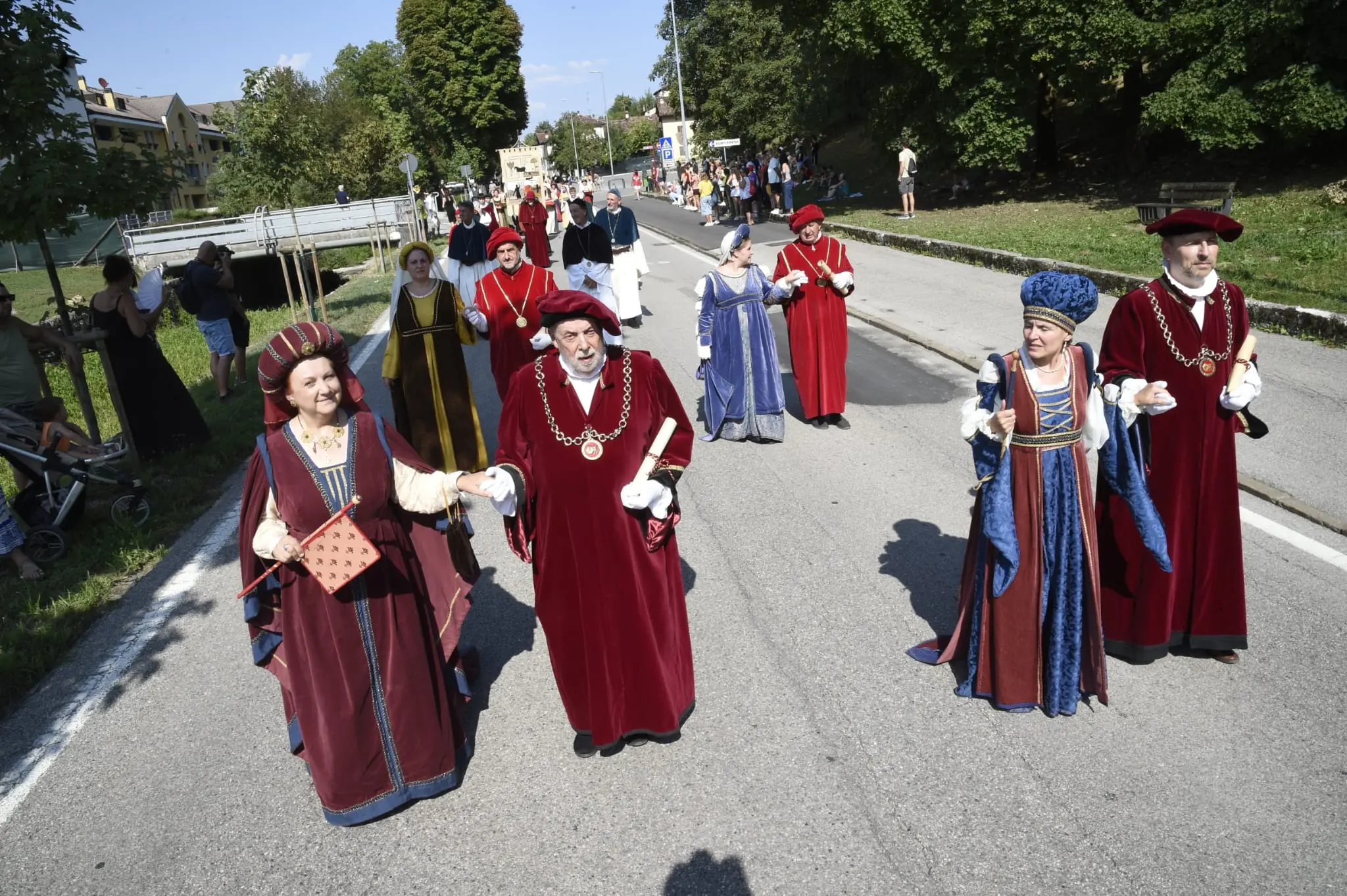 Il corteo storico del Palio di Feltre si dirige verso Pra' del Moro