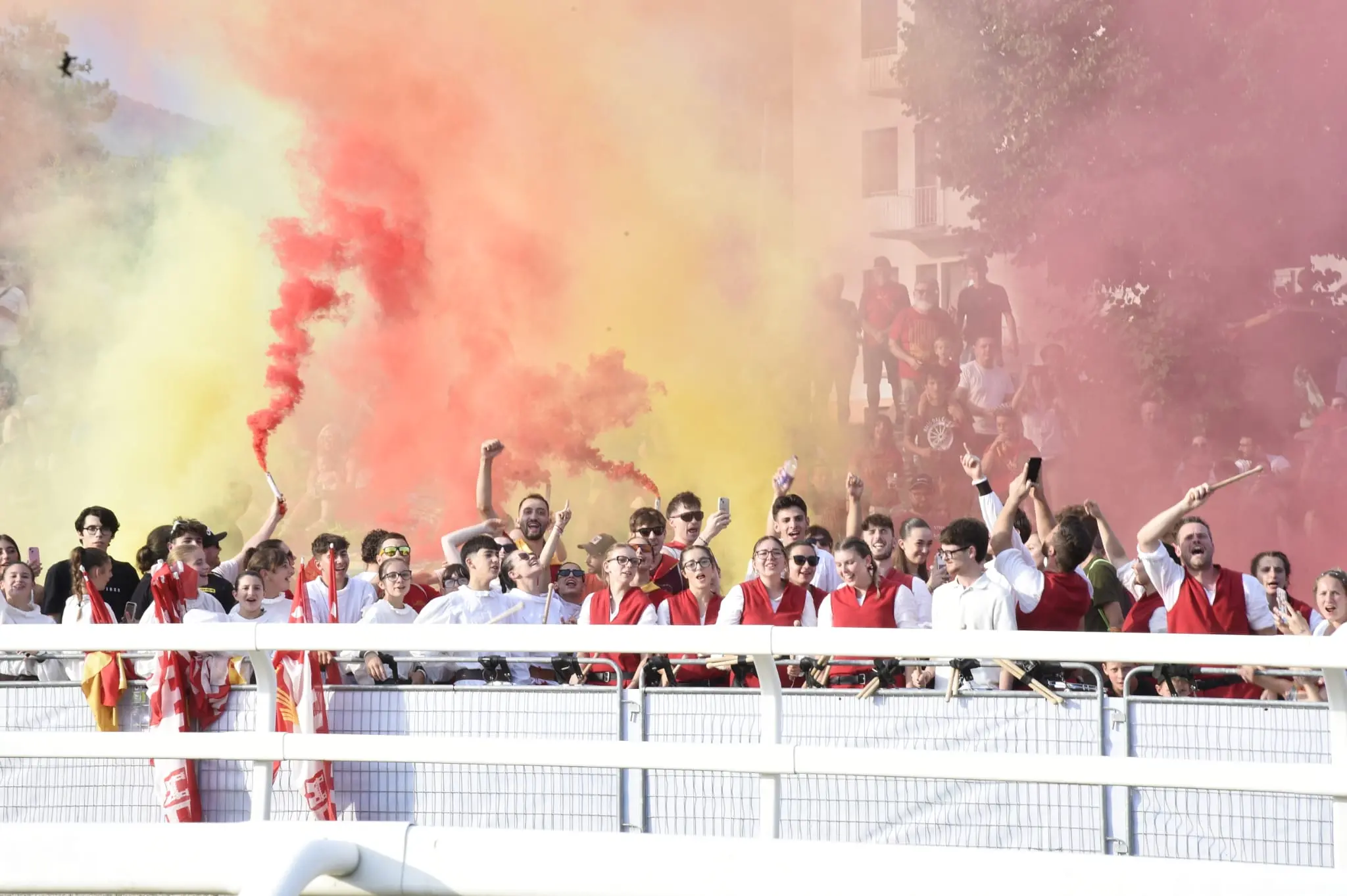 L'esultanza dei contradaioli di Santo Stefano dopo la vittoria nel tiro alla fune (foto Gian Paolo Perona)