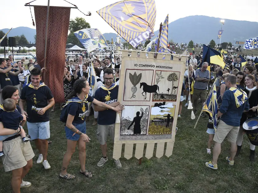 La festa del quartiere Duomo, vincitore del Palio di Feltre 2026, con il drappo di Mariella Senatore (Foto Gian Paolo Perona)