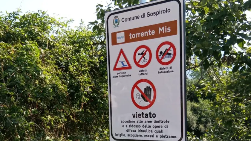 I cartelli di divieto del Comune che riguardano i torrenti