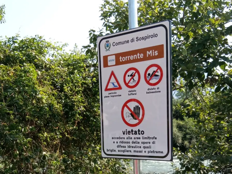 I cartelli di divieto del Comune che riguardano i torrenti