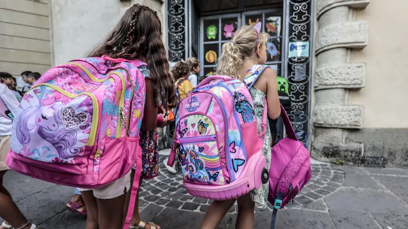 Studenti all’ingresso a scuola
