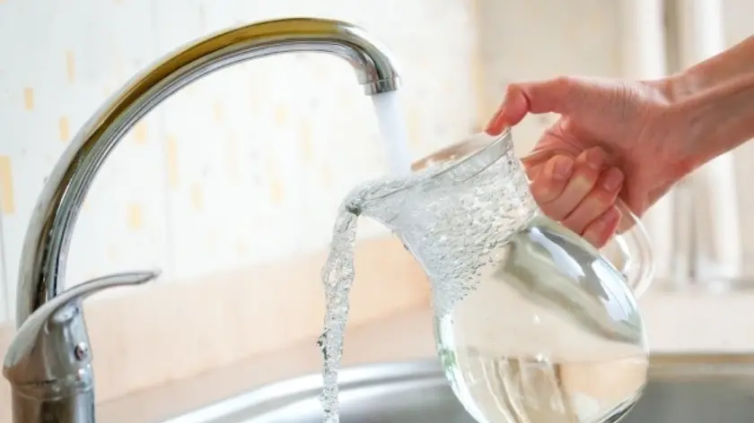 https://images.corrierealpi.it/view/acePublic/alias/contentid/1svncdld9rvofboq046/0/copia-di-acqua-rubinetto.webp?f=16%3A9&amp;w=840