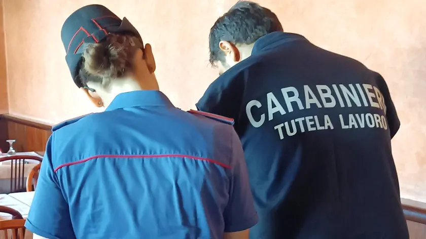 I carabinieri del Nucleo ispettorato del lavoro durante i controlli