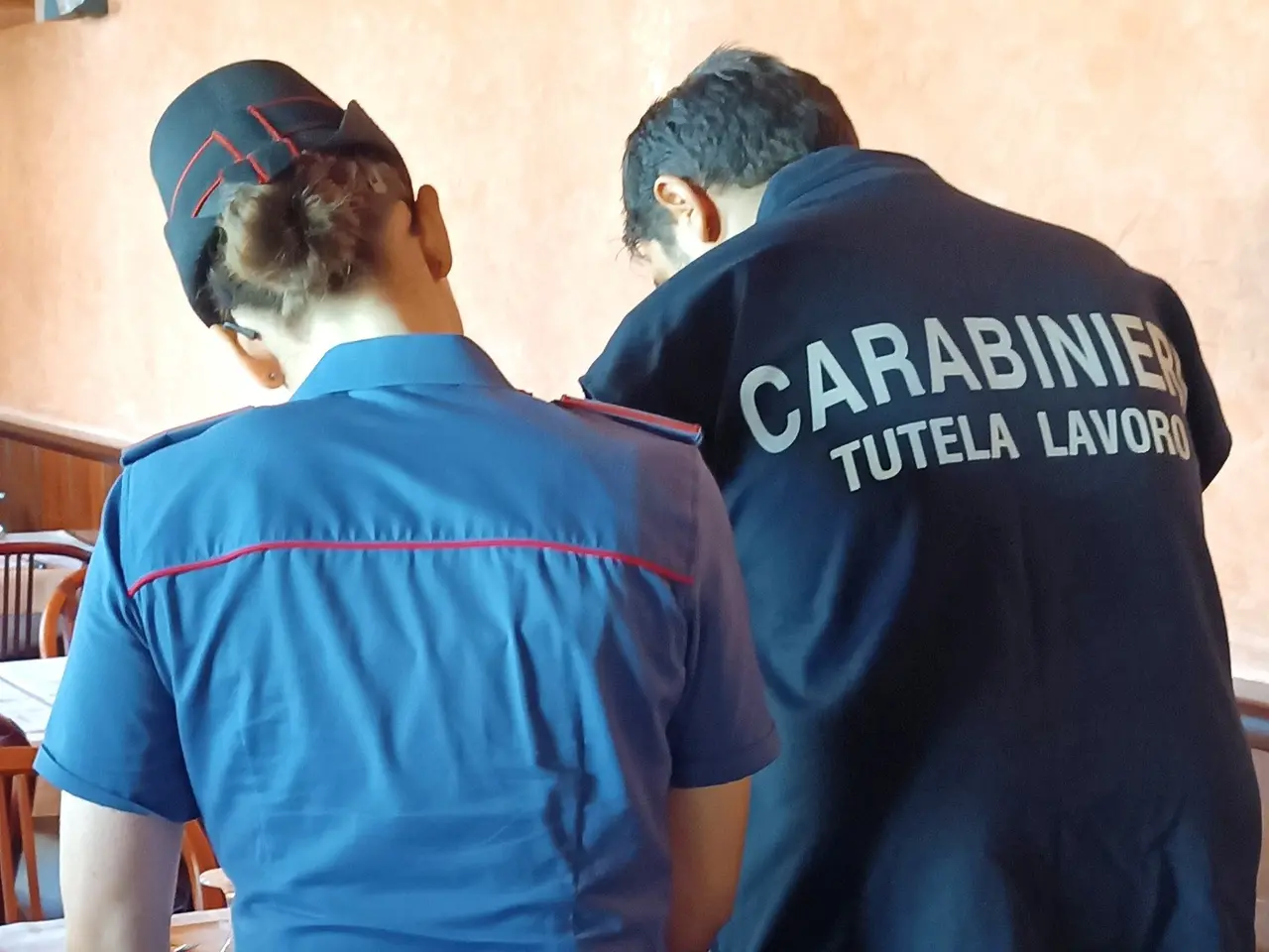 I carabinieri del Nucleo ispettorato del lavoro durante i controlli