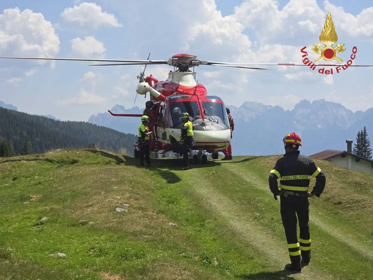 L'elicottero Drago intervenuto in Comelico per il recupero dei vitelli (Foto vigili del fuoco)