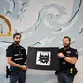 Gli agenti di Polizia con lo stampo sequestrato
