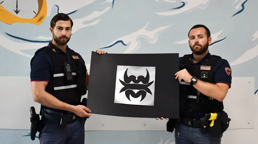 Gli agenti di Polizia con lo stampo sequestrato