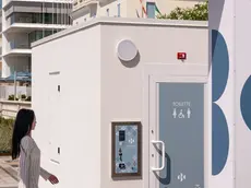 Il wc autopulente dello stabilimento Casa Bianca Beach Club