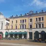 Le coperture saltate sugli edifici della piazza